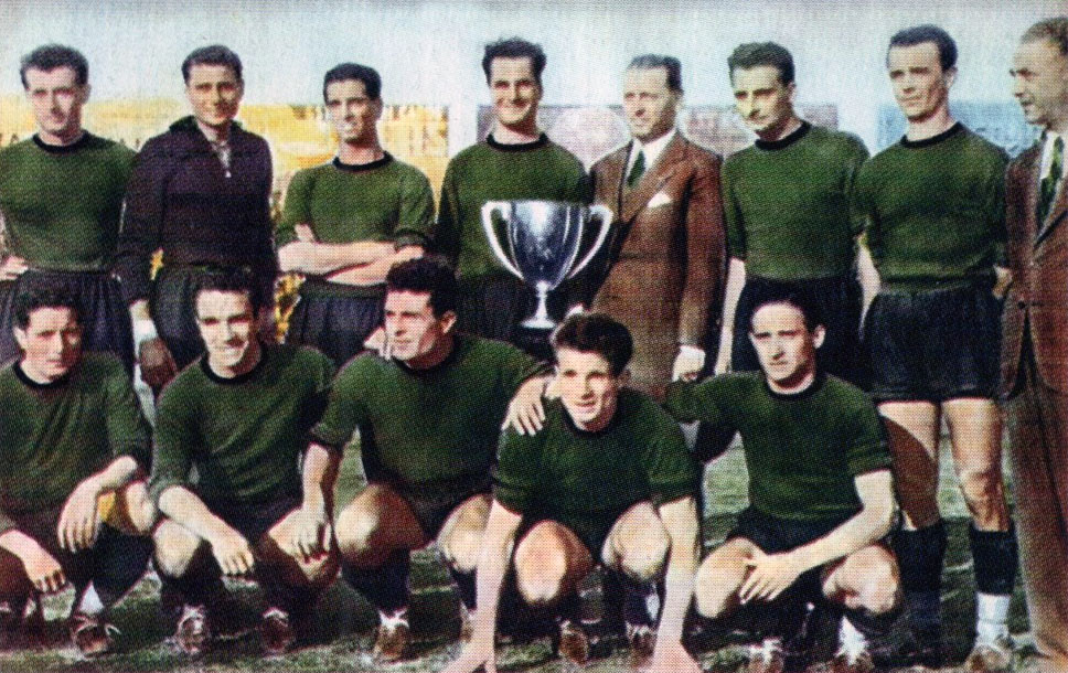 AC Venezia ze swoim jednym Pucharem Włoch. Mazzola w dolnym rzędzie, drugi od prawej. Źródło zdjęcia: it.wikipedia.org