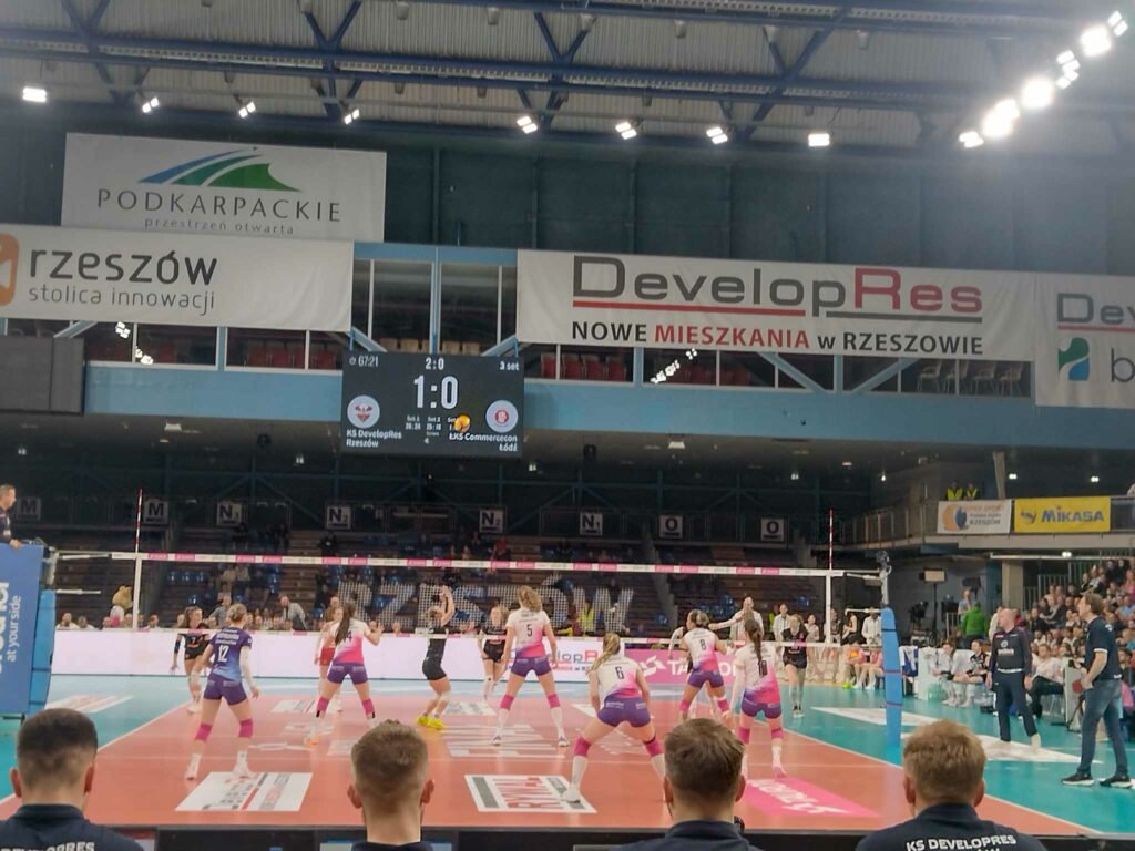 Pierwszy odcinek walki o mistrzostwo Polski siatkarek - KS Developres Rzeszów pokonuje ŁKS Commercecon Łódź 1 Retro Futbol 490975944 554427881017563 724296712080503232 n