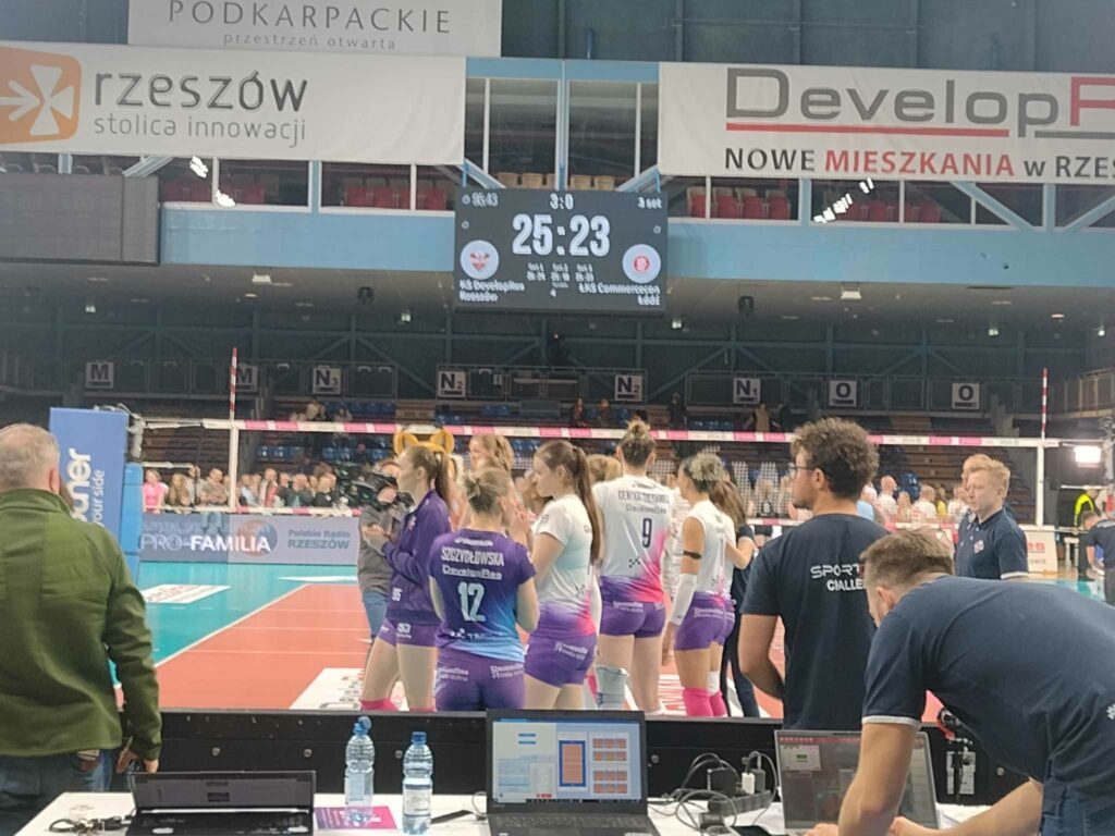 Pierwszy odcinek walki o mistrzostwo Polski siatkarek - KS Developres Rzeszów pokonuje ŁKS Commercecon Łódź 2 Retro Futbol 490981058 669921408971624 1465693573590720482 n