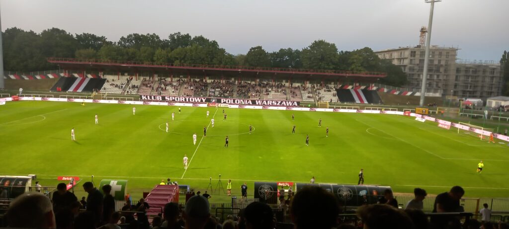 Mazowieckie derby dla gospodarzy i międzyklubowe związki - relacja z meczu Polonia Warszawa - Pogoń Grodzisk Mazowiecki 1 Retro Futbol 20250830 193011