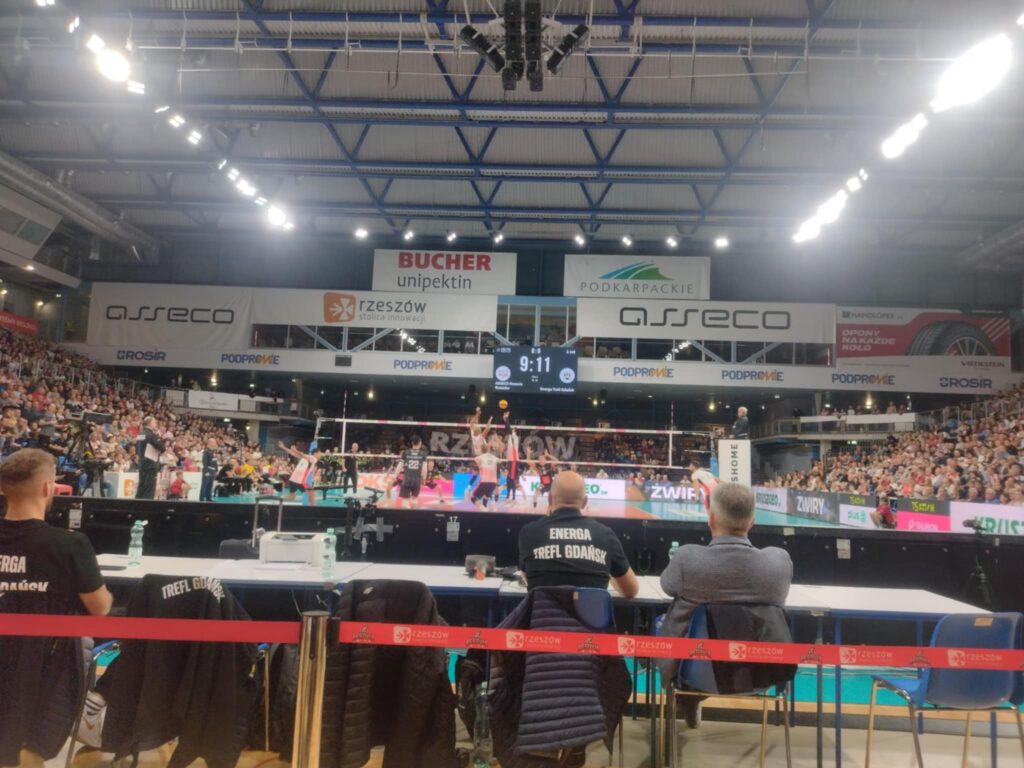 Świetny początek odmienionej drużyny - reminiscencje po pierwszych meczach siatkarzy Asseco Resovii w sezonie 2025/2026 2 Retro Futbol 1bda88a1 564e 4d97 9636 c5102fb62aee