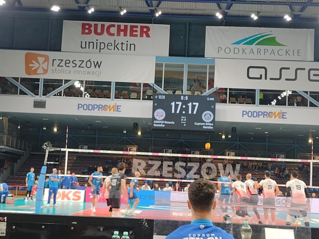 Świetny początek odmienionej drużyny - reminiscencje po pierwszych meczach siatkarzy Asseco Resovii w sezonie 2025/2026 4 Retro Futbol 64ee20be 0da4 46ec 8ceb cb38e74c1bba