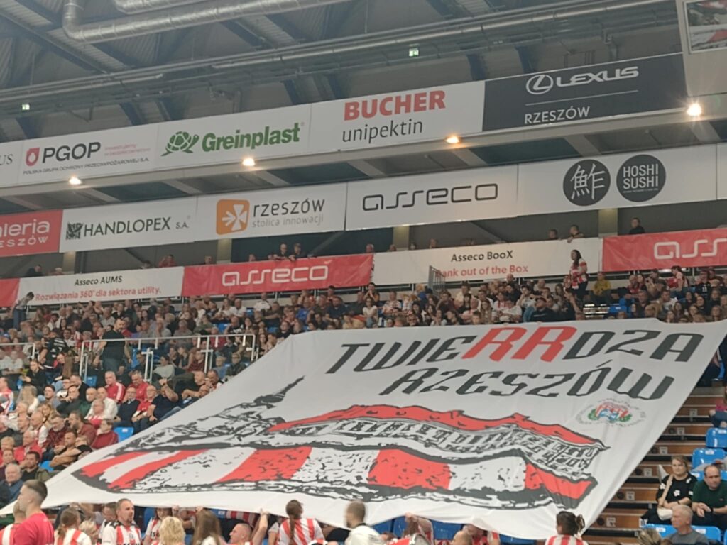 Świetny początek odmienionej drużyny - reminiscencje po pierwszych meczach siatkarzy Asseco Resovii w sezonie 2025/2026 1 Retro Futbol ce93ce64 58b3 4b4d b98b 63d8fe0a495e