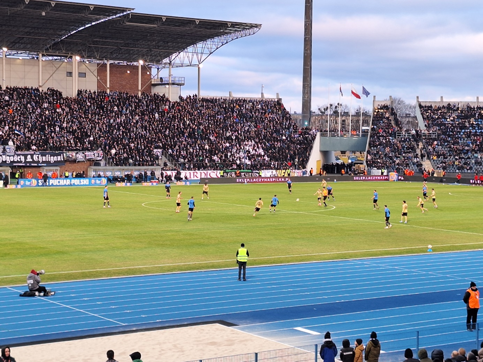 Rekordy frekwencyjne w Bydgoszczy - historia wyjątkowych meczów między Zawiszą Bydgoszcz i Górnikiem Zabrze 3 Retro Futbol image 3