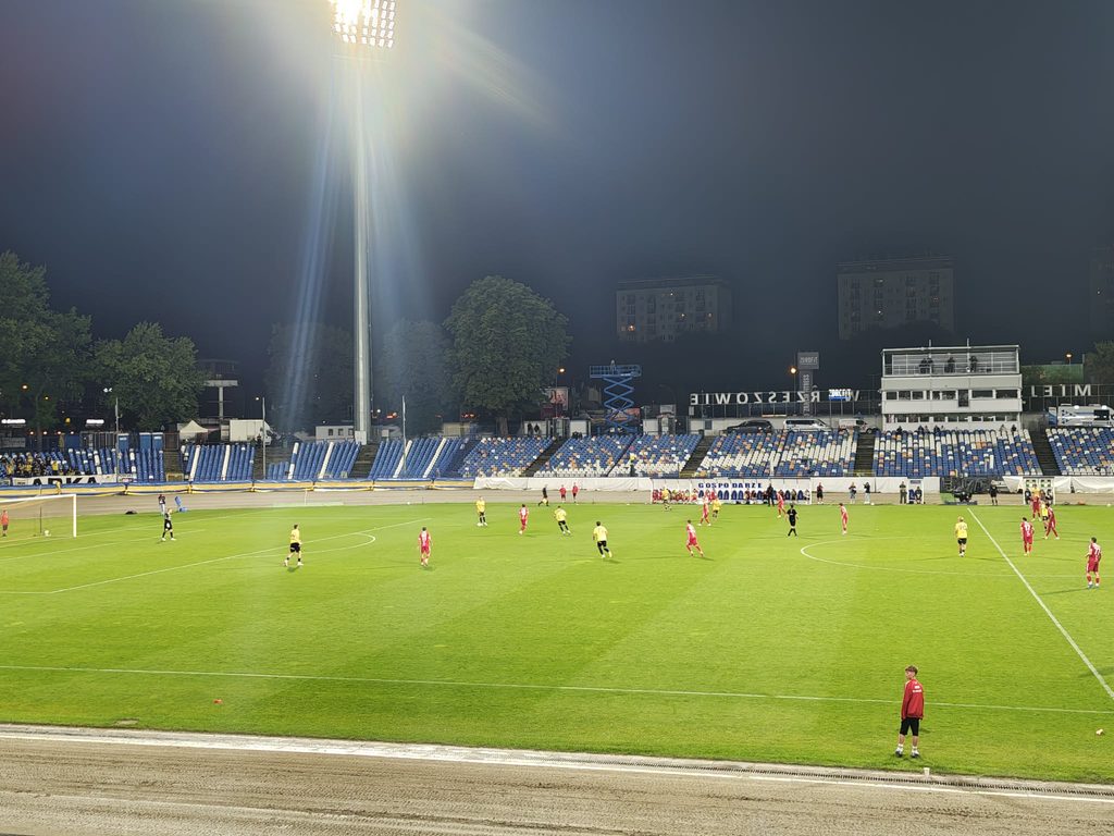Szybki koniec pucharowej przygody - reminiscencje po meczach Resovii 2 Retro Futbol 0e96c7ae 4650 410b b673 897428b9d34a